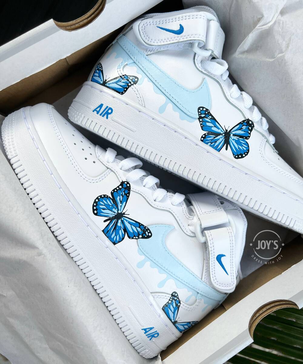 D goulinant de baskets Air Force 1 bleues personnalis es avec des papillons. Haut bas moyen et haut