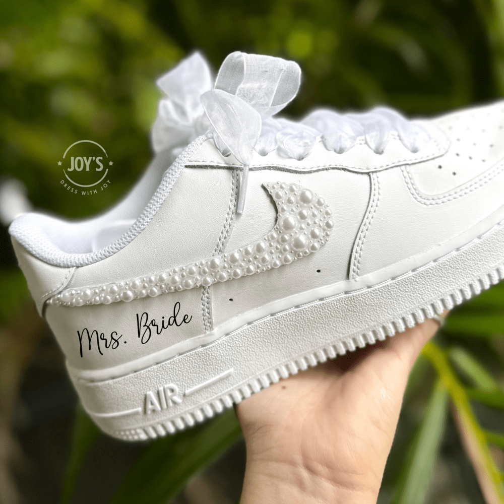 Wedding Sneakers for the Bride. Custom Air Force 1. Bridal Sneakers with White Pearls - Sneakers JOY'S | Custom Air Force 1 Sneakers